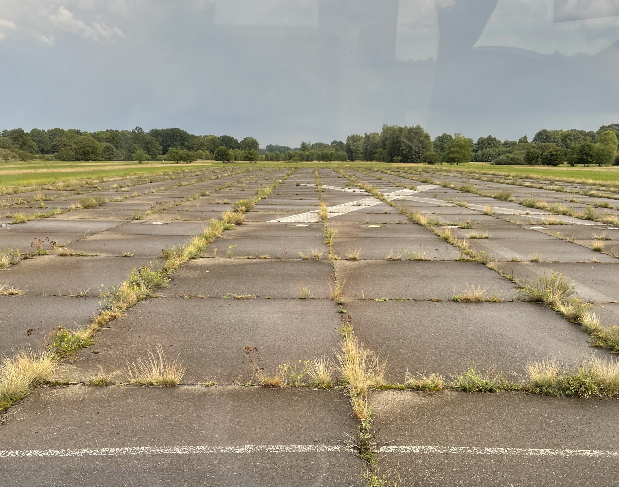 Die versiegelten Flächen der Landebahn könnten zur Erzeugung von Solarenergie genutzt werden.