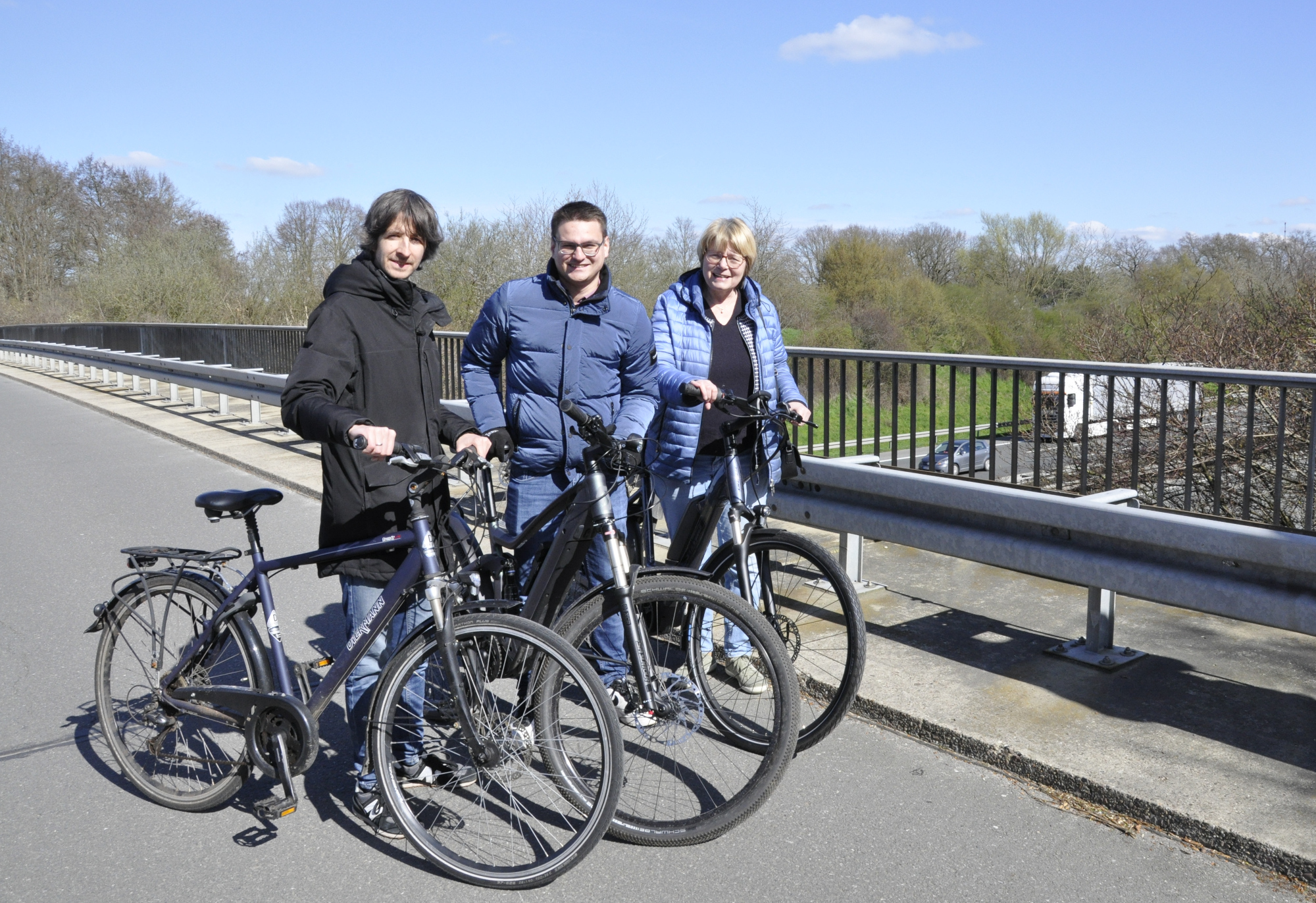 Nils Wittenbrink, Niklas Reimer und Ingrid Hollenhorst (v.l.) auf der Brücke über die A2.